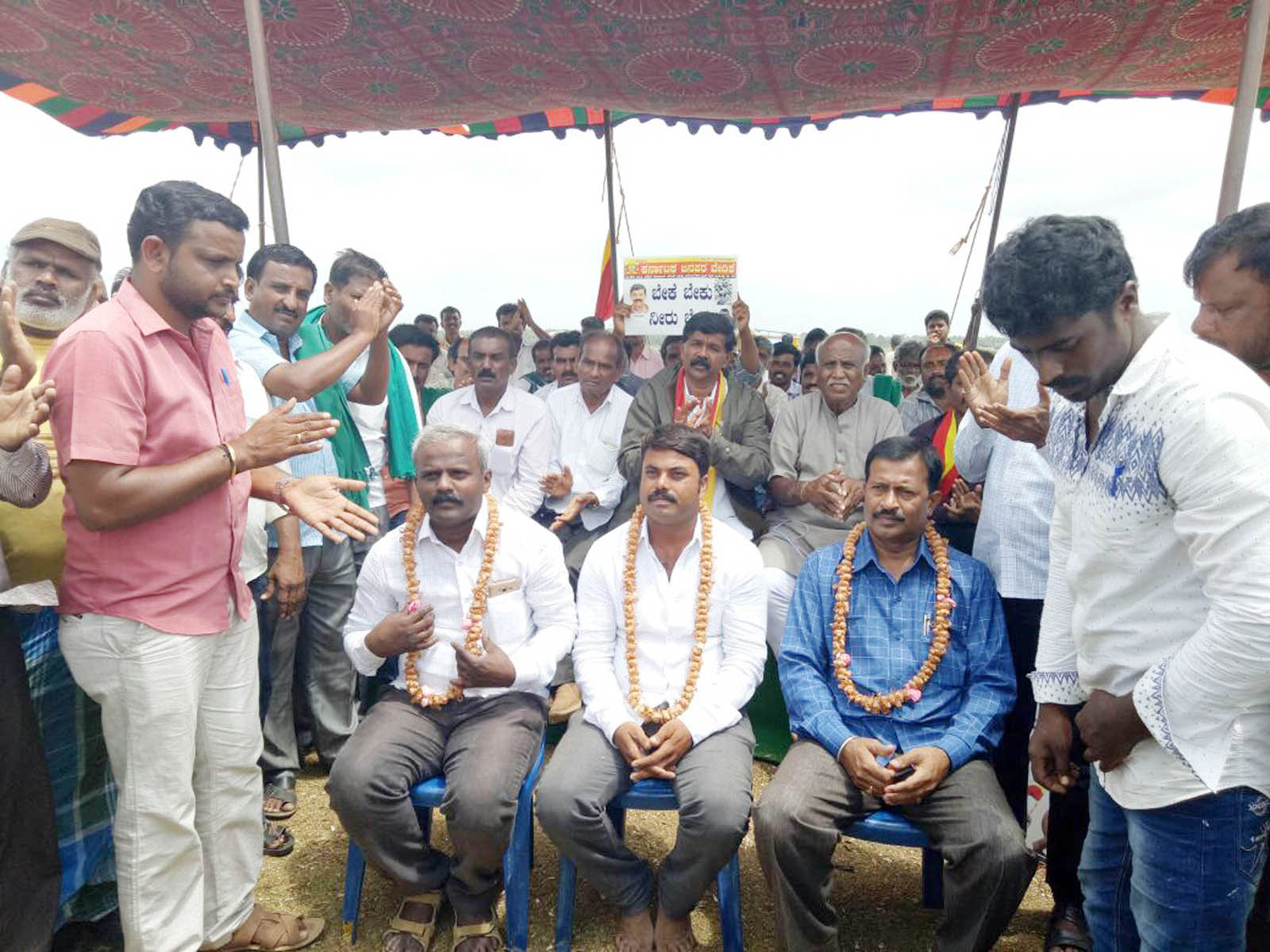 ಅಧಿಕಾರಿಗಳ ಮನವಿ ತಿರಸ್ಕಾರ: ಕೆರೆಯಲ್ಲಿ ಧರಣಿ ಮುಂದುವರಿಕೆ